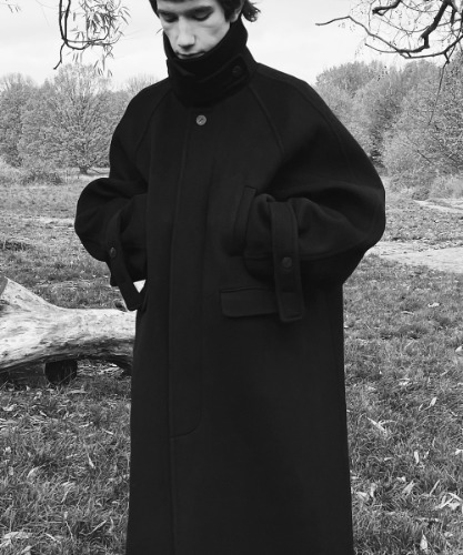 [다로] PYTHON Balmacaan Coat in Black